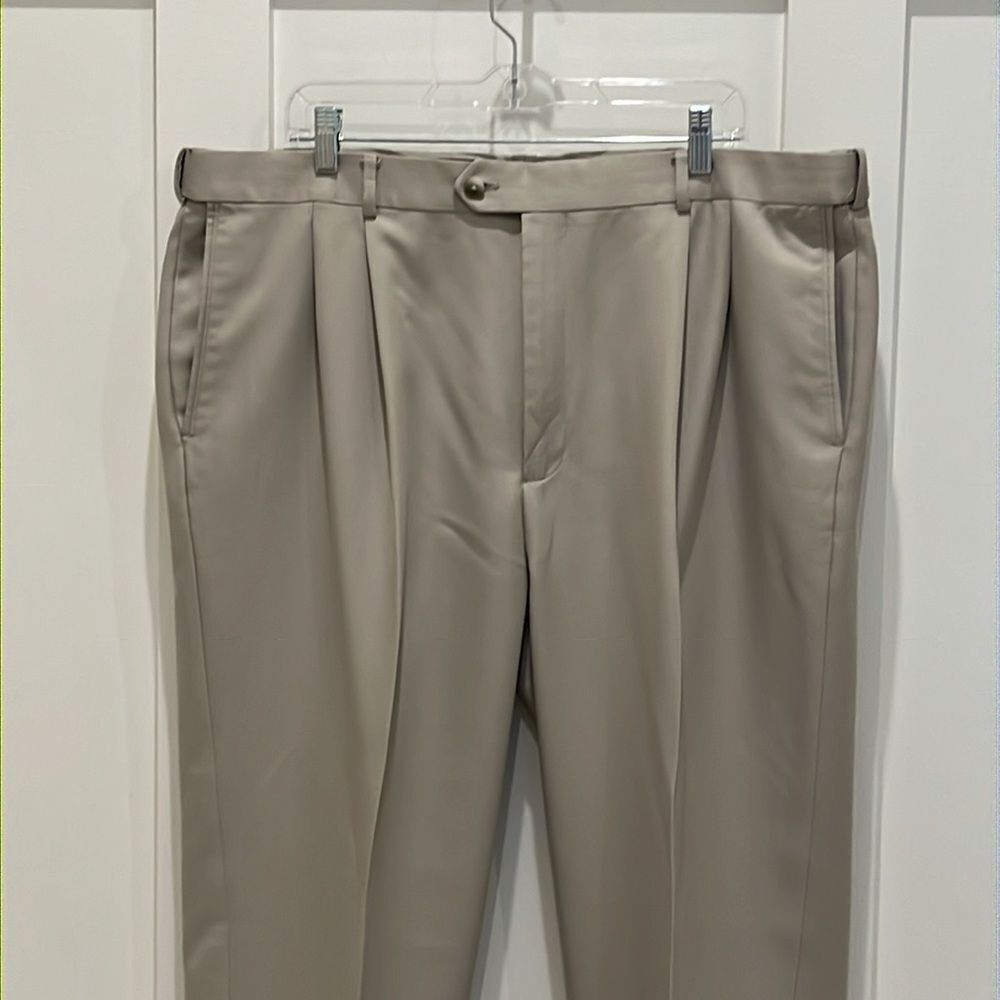Men's Roundtree & Yorke Easy Care Tan Slacks - Picture 2 of 9